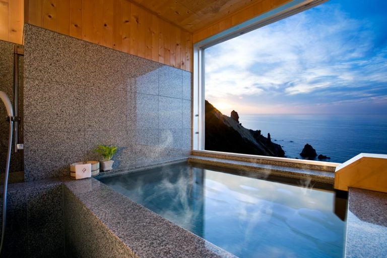 Luxurious time with spectacular view and bathing