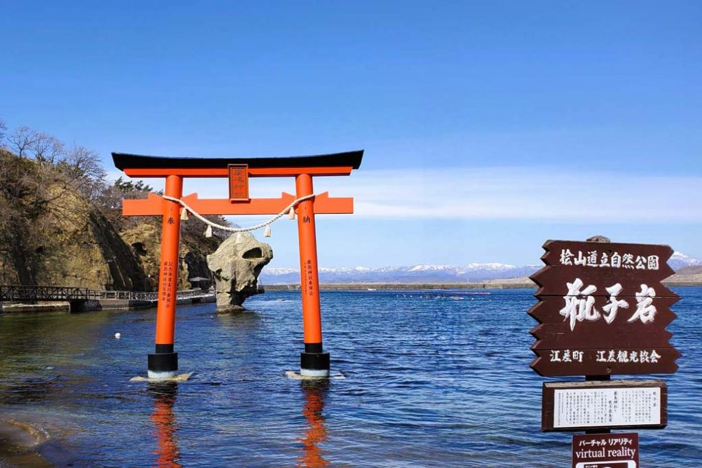 Heishi Rock：When Uba an elderly woman who was a local prophet at Kamome Island, she was handed a small broad-shouldered liquor bottle in the old days of 500 years ago by an old man and threw the broad-shouldered liquor bottle to the sea, this brought large quantities of herring. There is the legend that the broad-shouldered liquor bottle turned to stone, and appeared on the sea and is still worshiped like a God protecting safety at sea and bringing in a big catch.