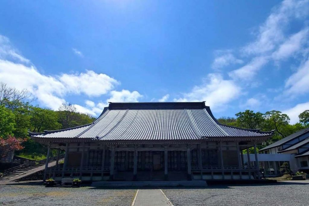 Esashi Higashi-Betsuin temple：Entering the city of Esashi from the direction of Hakodate, a massive temple gate and a large tiled roof in the middle of the mountain draws immediate attention. It is one of the six historic Shinshu Otani-ha Betsuin temples in Hokkaido.