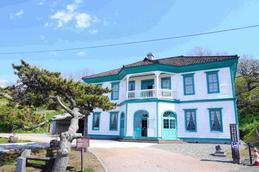 Old Hiyama Nishi-gun government office
　 (Esashi-cho Local Material Museum)：You can see exhibits about nature, archaeology, the history, and the people of Esashi. The building is appointed as a tangible cultural property of Hokkaido. The splendid cloth designs restored on the walls and ceiling is the highlight.