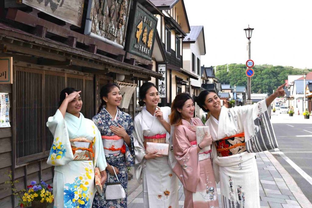 Stroll the historical town in a kimono