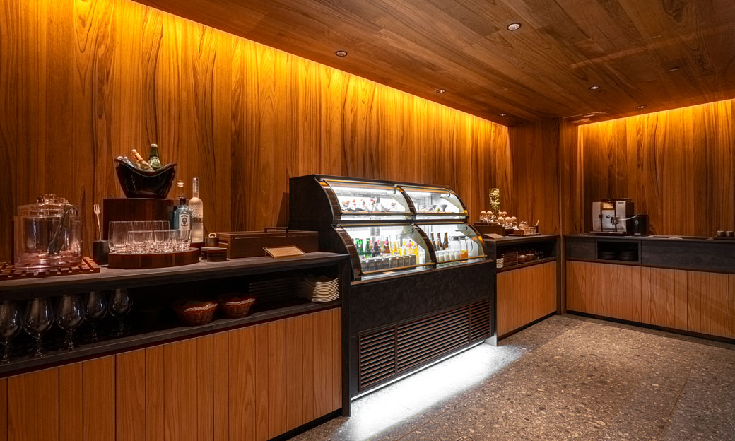 Guest lounge: Create a relaxing moment with the rich aroma of French press coffee.