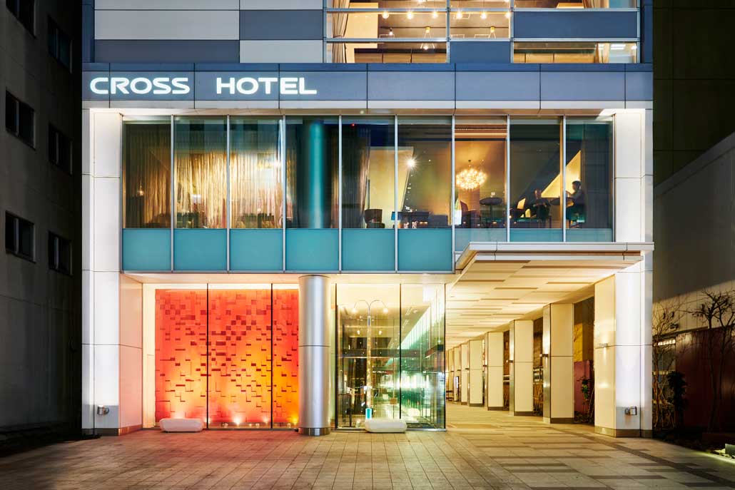 crosshotel_11-entrance.jpg