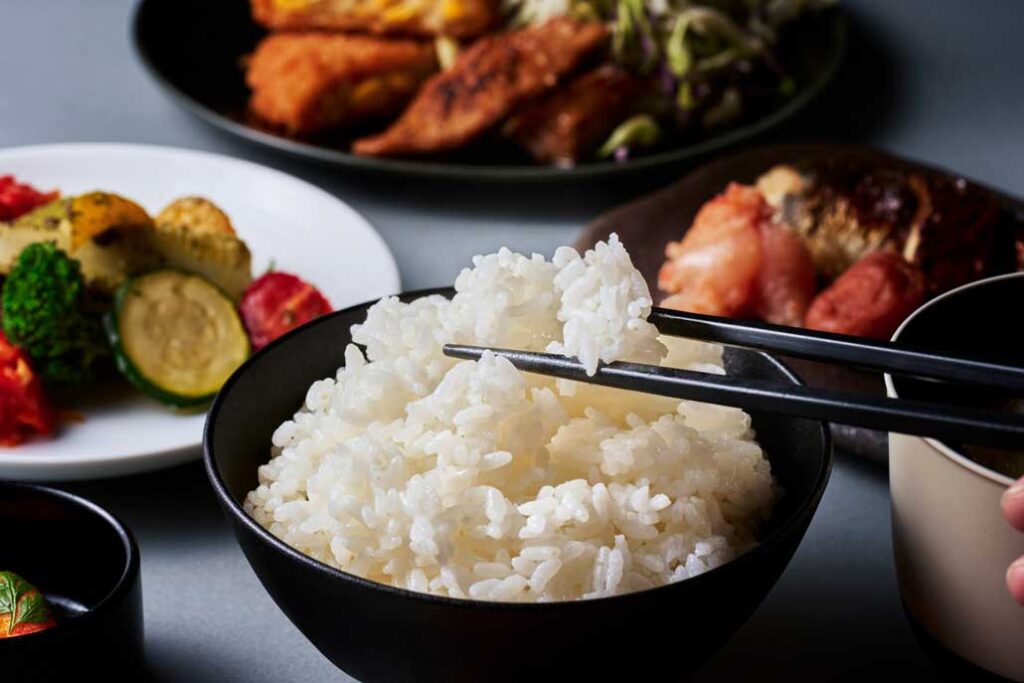 A rich selection of toppings enhances the flavor of Hokkaido‑grown “Nanatsuboshi” rice, purchased directly from producers.