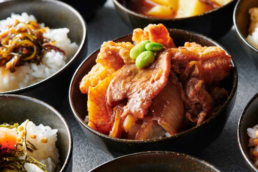 Small‑bowl rice dishes such as pork‑don, zangi-don, and salmon chanchan-yaki are also available.